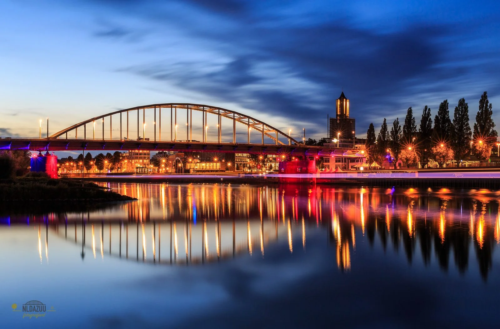 Arnhem, John Frostbrug bij avond met spiegeling in de Rijn