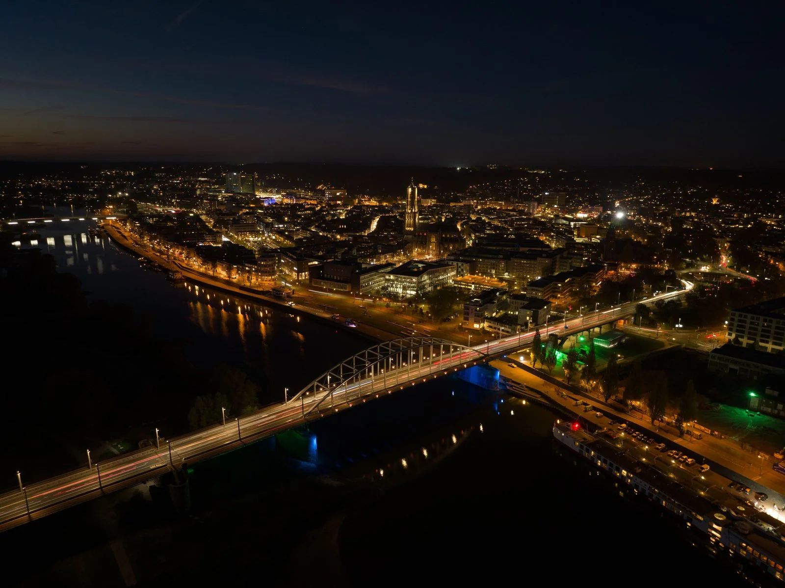 Arnhem vanuit de lucht bij nacht, John Frostbrug en skyline