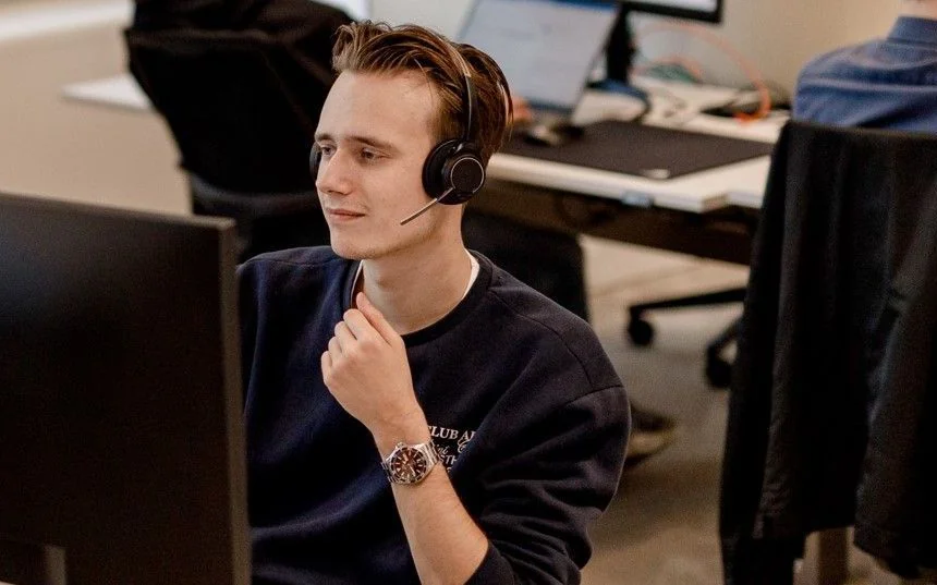 DACON-specialist met headset bewaakt systemen vanaf zijn werkplek