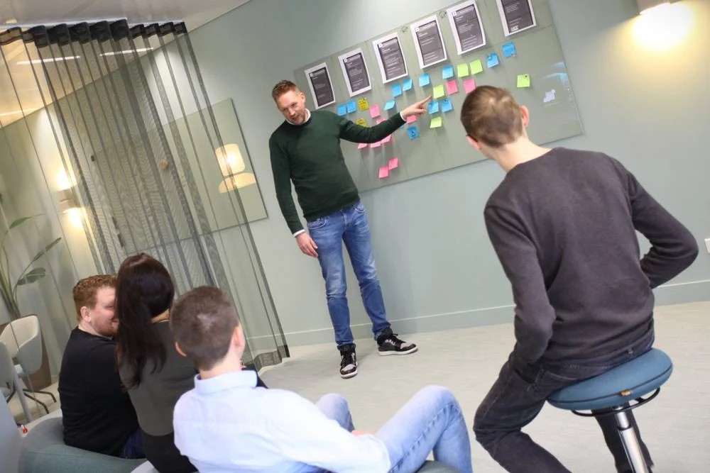 Een DACON-specialist licht het plan toe aan het team