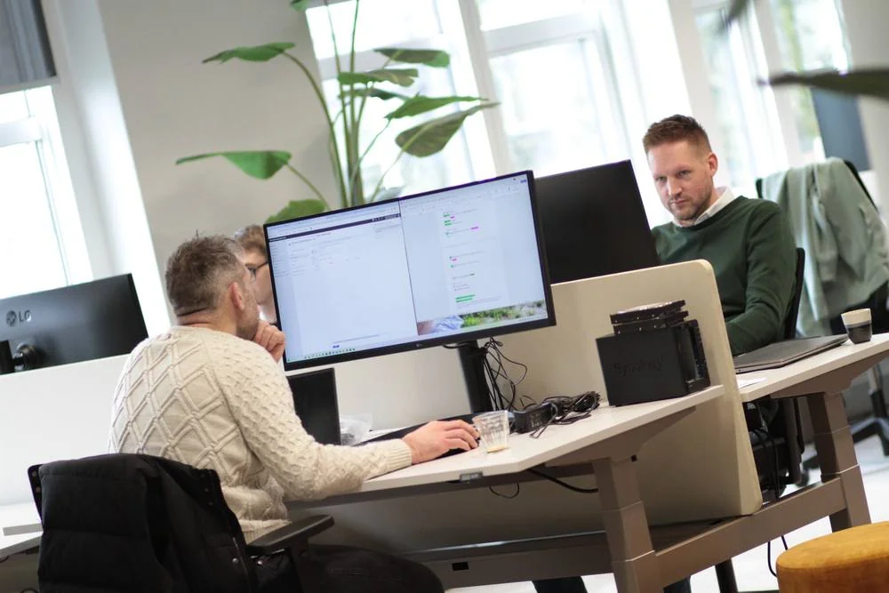 Het vaste team van DACON aan het werk op kantoor
