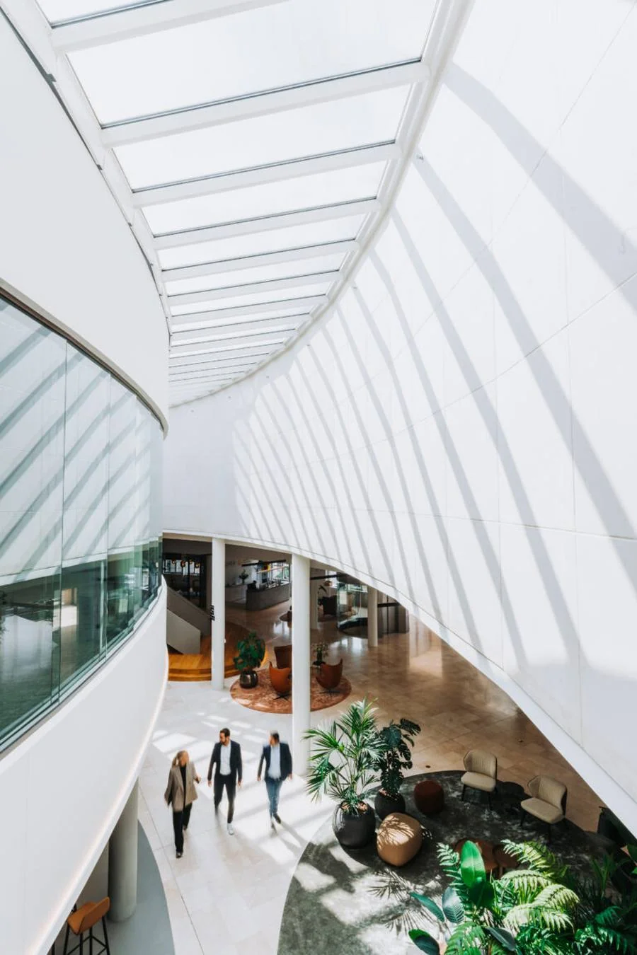 Het lichte atrium van het Landmark-gebouw in Arnhem